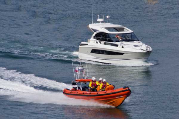 23 August 2022 - 15:52:06

 ---------------- 
Dart RNLI 1st launch of the day